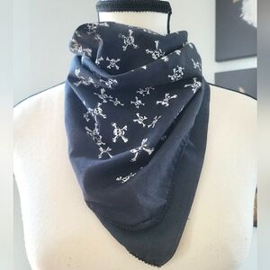 💥FREE with 3/$30 BUNDLE💥 Black And White Skull Print Bandana